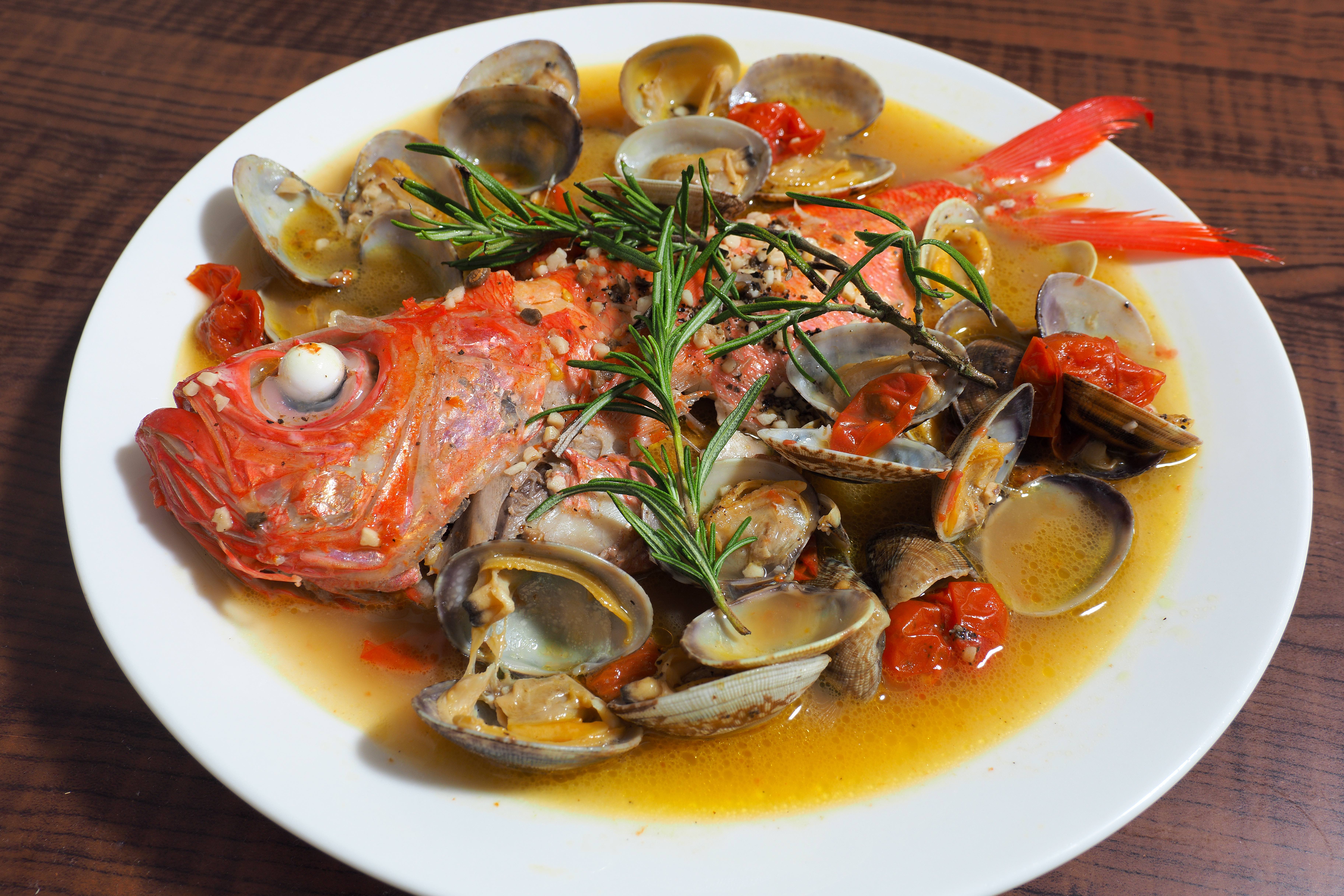 鯛まるごとアクアパッツァ