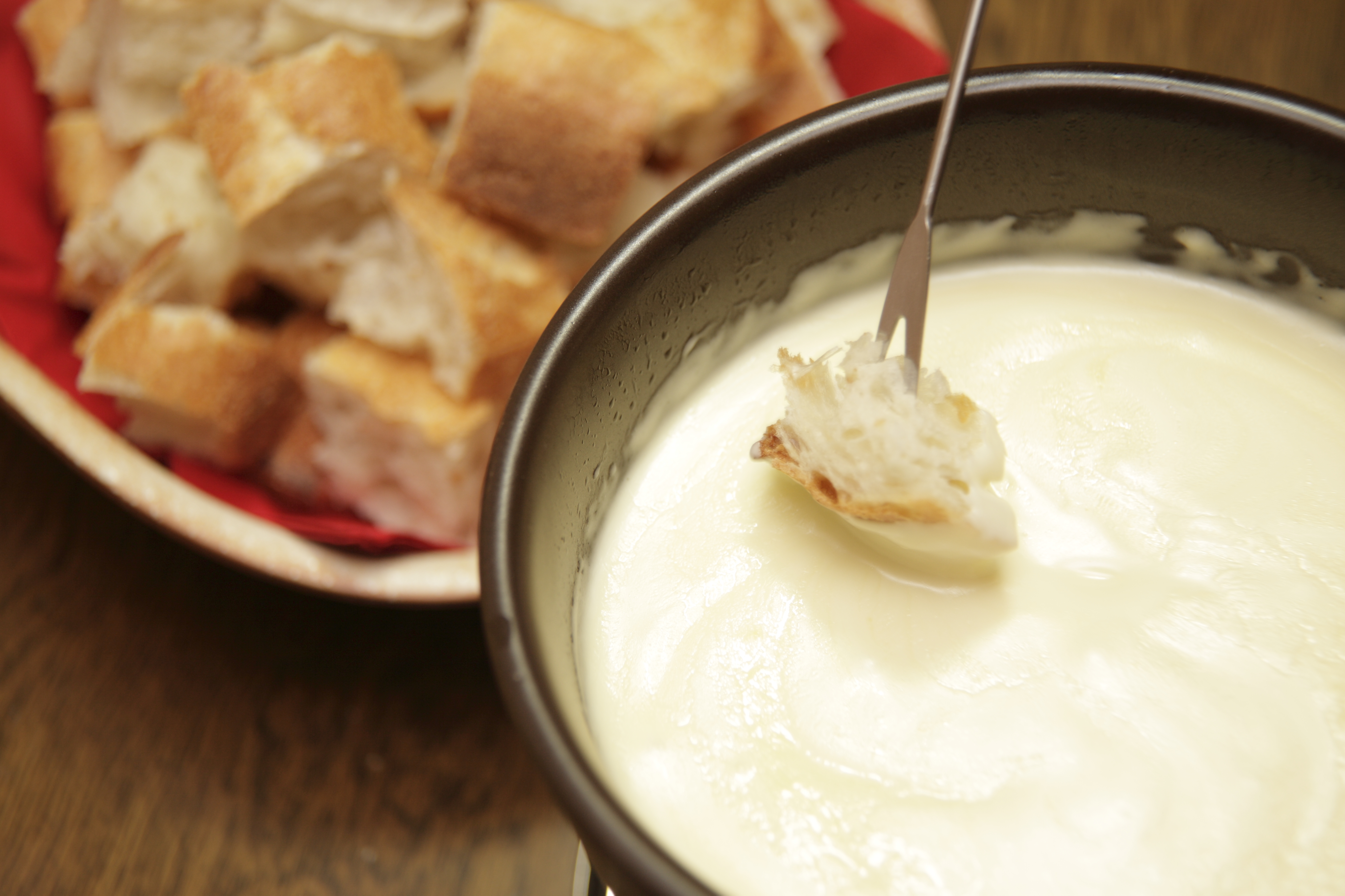 ラクレットチーズとくるみパンのチーズフォンデュ